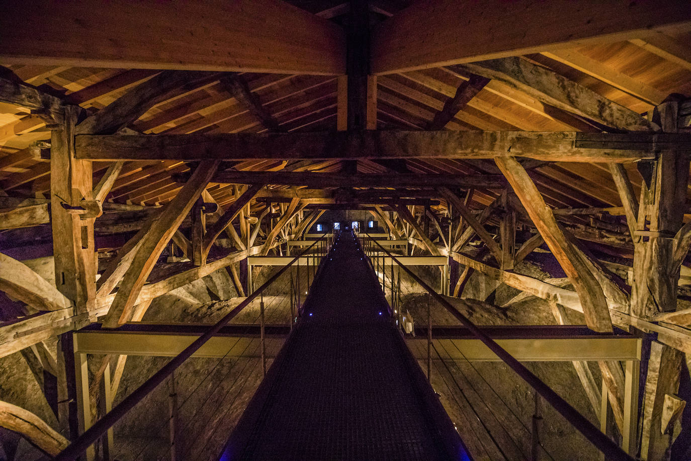La puesta de sol tras los montes de Vitoria, desde la torre de San Vicente. 