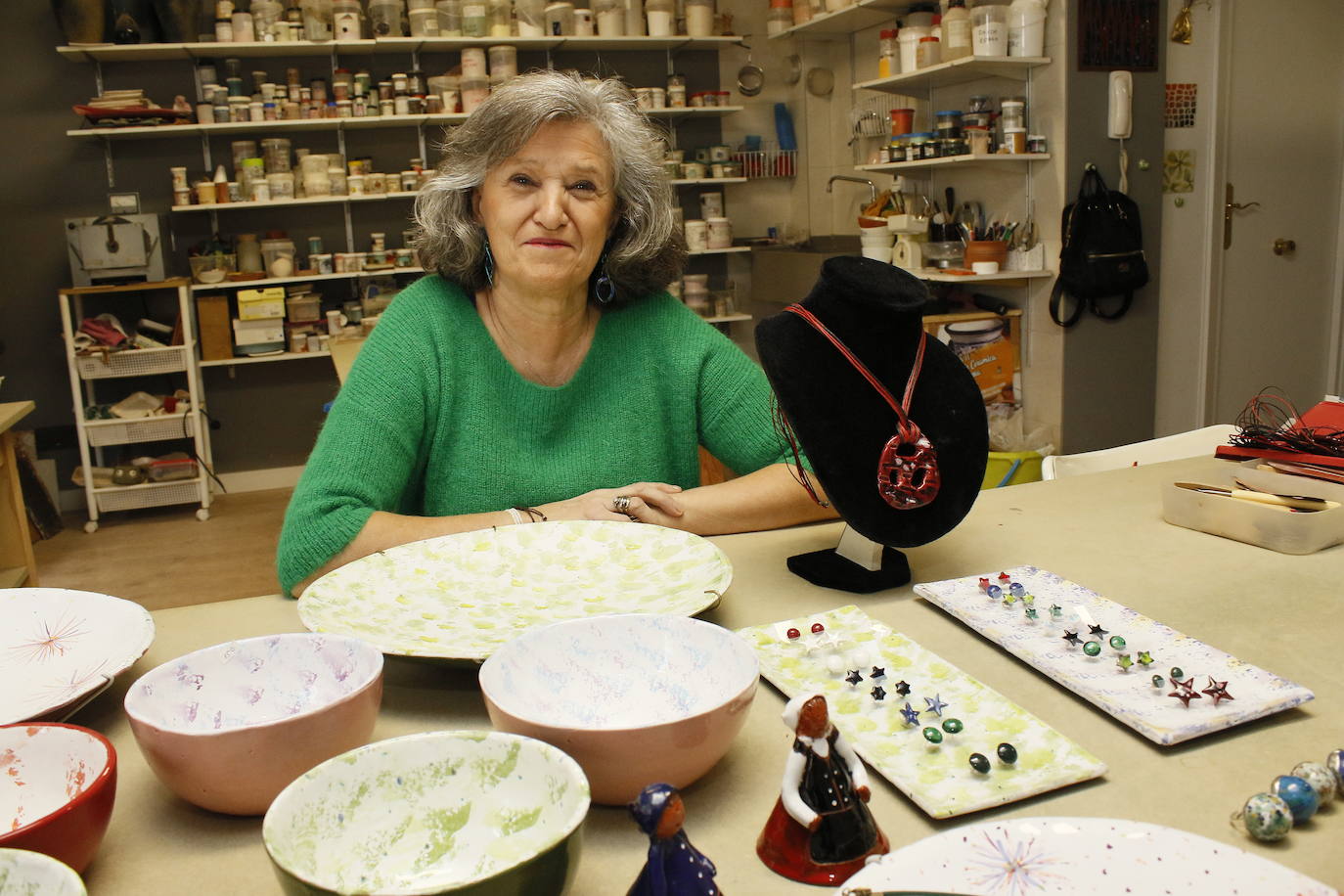 La ceramista, junto a varias de sus creaciones en el taller.
