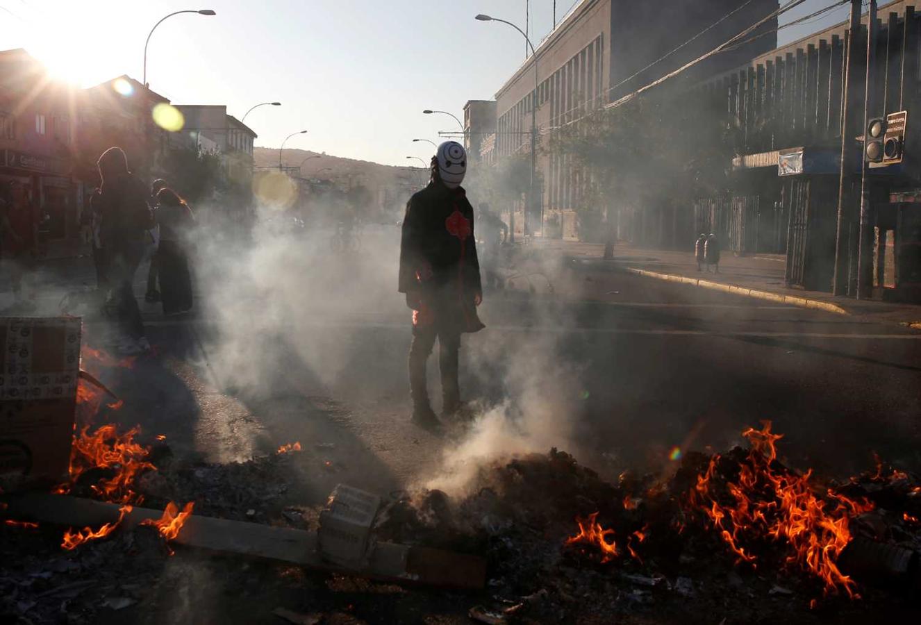 Un manifestante junto a una barricada en Valparaíso, Chile