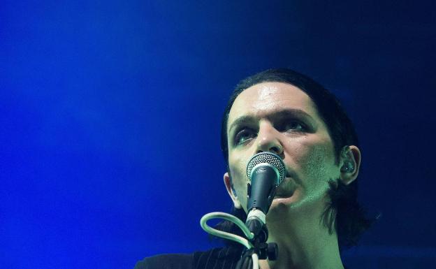 El andrógino Brian Molko, cantante y guitarra de Placebo. 