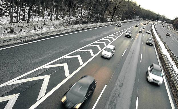 Vehículos circulan por una autopista cercana a Múnich, al sur de Alemania.