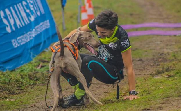 La corredora de trail y canicross donostiarra Sarah Ugarte con su perra Kross, una braco de Weimar. 