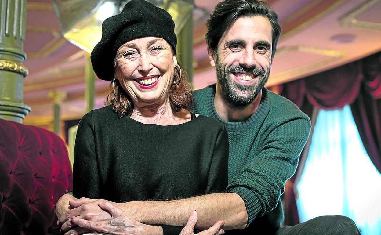 Verónica Forqué y el director Julián Fuentes Reta presentaron ayer 'Las cosas que sé que son verdad' en el Arriaga. 