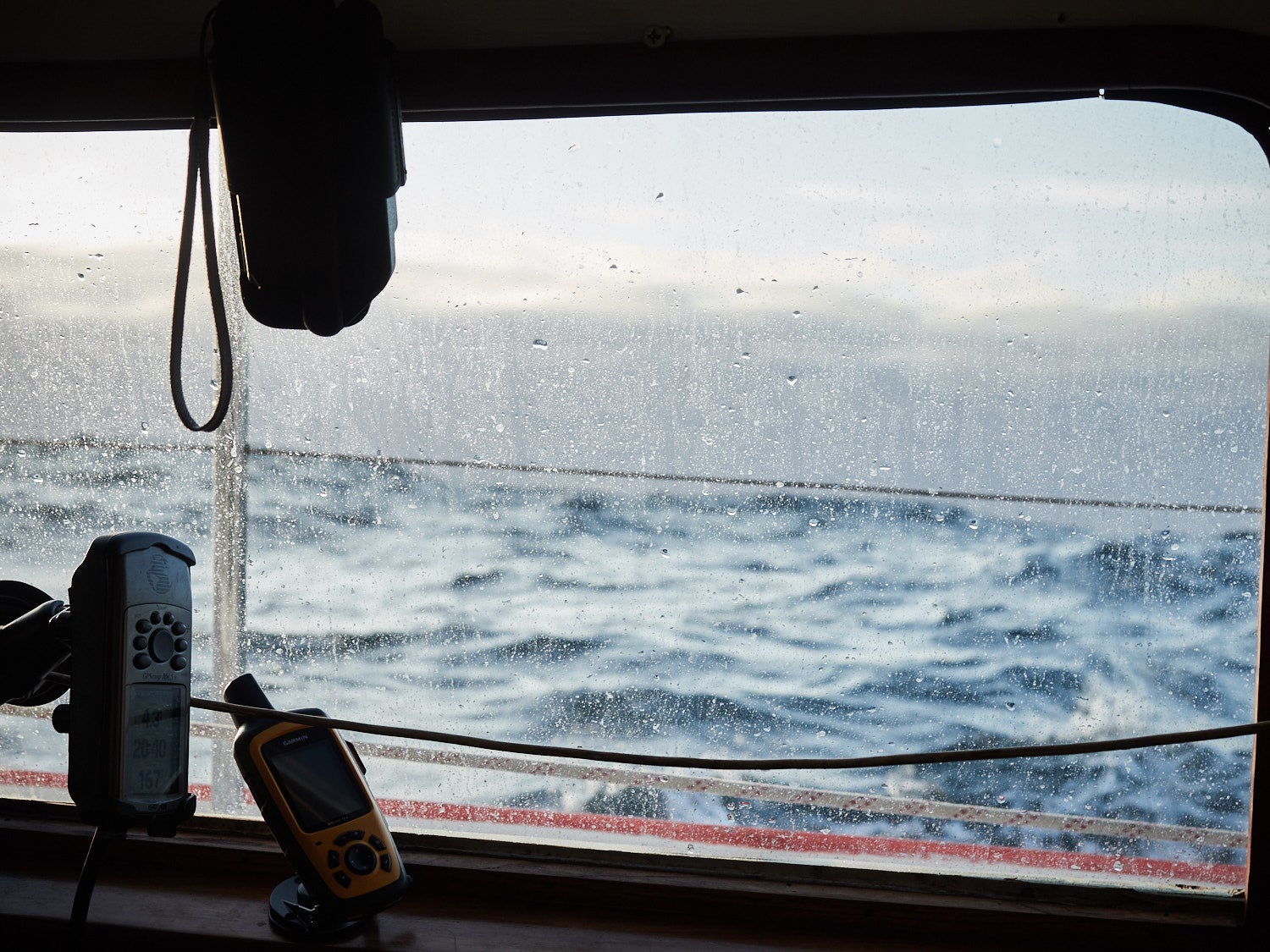 Somos entes sin comunicación en uno de los lugares más inóspitos de la tierra. Apenas han llegado nuestras noticias desde aquí, así que vamos a comenzar a contaros lo vivido. ¿Desde dónde? Desde el estrecho de Drake donde sentimos el mar con toda su energía