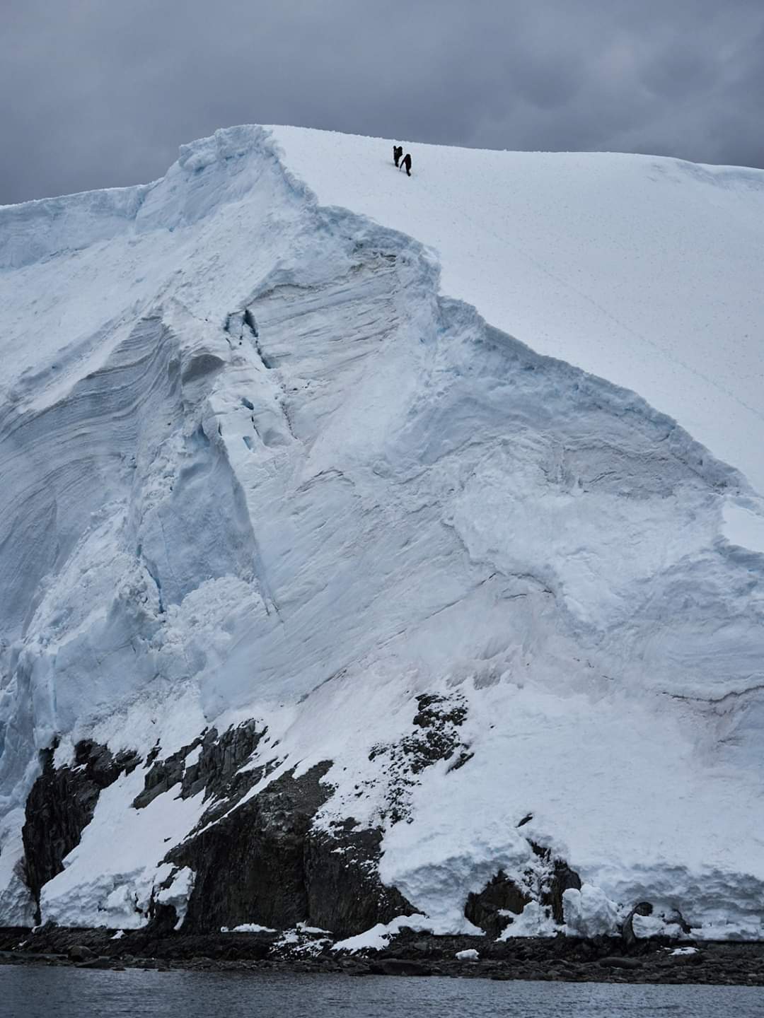 Tras unos días de travesía, vemos los primeros icebergs junto a las Islas Melchior. Atracamos y con los trastos de escalada nos dedicamos a visitar azules bloques de hielo. Es Nochebuena y la Antártida está hermosísima. Ya no hay noches. 
