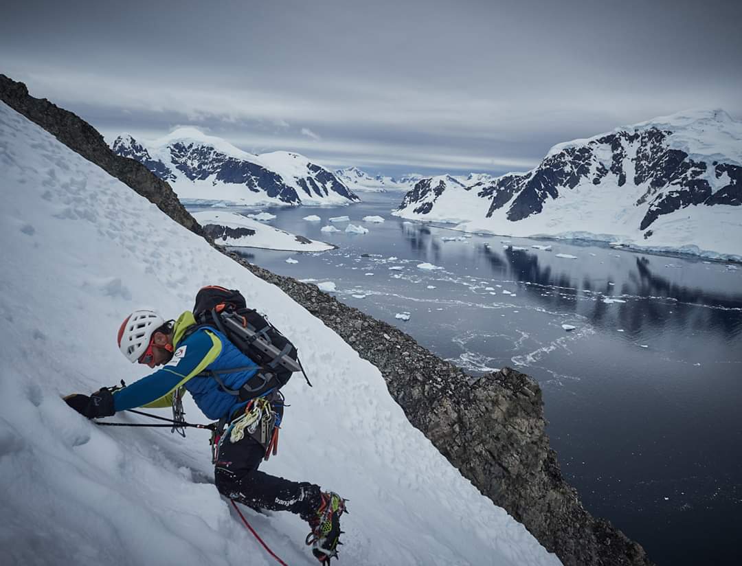 No sabemos si es realmente una ruta nueva, pero para nosotros es fascinante. La montaña se llama Wild Spur. Hemos completado en 18 horas una actividad épica para nosotros. Excelente escalada, de esas que satisfacen a cualquier alpinista. El nombre de la nueva vía, Lorezuri.
