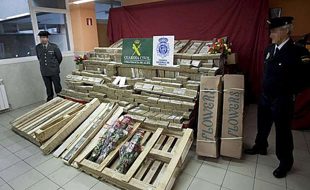 Imagen principal - Parte del alijo de cocaína, escondido en palés de flores incautado por la Guardia Civil y la Policía Nacional en Foronda. Abajo, Grande-Marlaska, el juez que condenó a González Placer y sus socios. E imagen del aeropuerto vitoriano. 