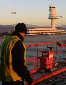 Imagen secundaria 2 - Parte del alijo de cocaína, escondido en palés de flores incautado por la Guardia Civil y la Policía Nacional en Foronda. Abajo, Grande-Marlaska, el juez que condenó a González Placer y sus socios. E imagen del aeropuerto vitoriano. 