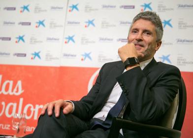 Imagen secundaria 1 - Parte del alijo de cocaína, escondido en palés de flores incautado por la Guardia Civil y la Policía Nacional en Foronda. Abajo, Grande-Marlaska, el juez que condenó a González Placer y sus socios. E imagen del aeropuerto vitoriano. 