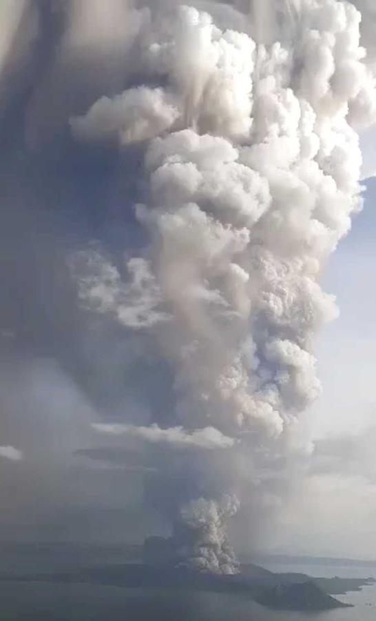 Erupción del volcán Taal visto desde Tagaytay, Filipinas