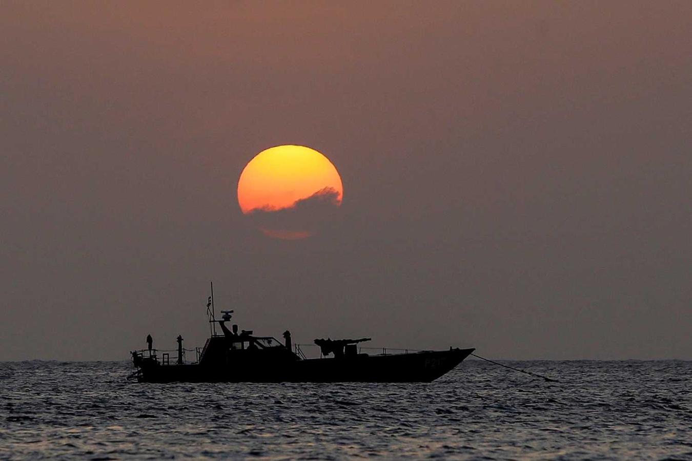 Un barco de la Marina de Sri Lanka patrulla por Colombo