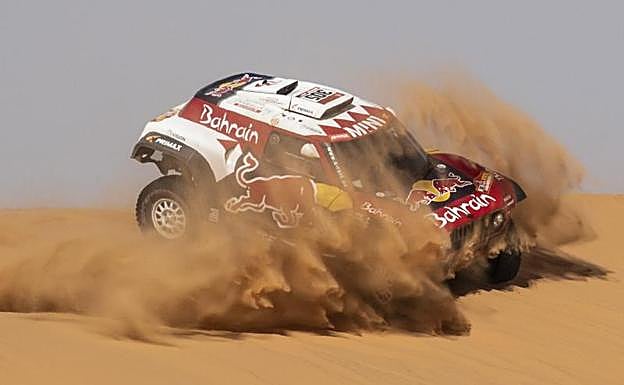 Sainz logra su tercera victoria en una etapa de luto en el Dakar