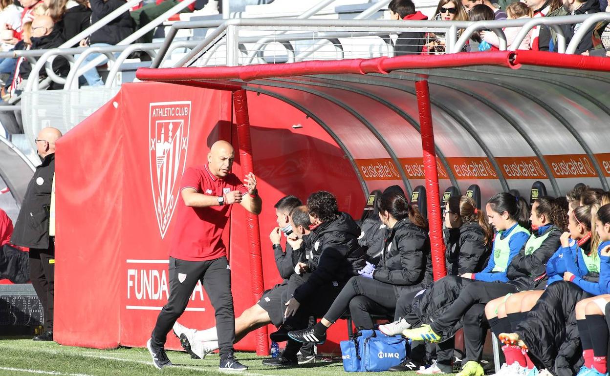 El técnico rojiblanco Ángel Villacampa no ocultó su enfado en algunos momentos del partido. 