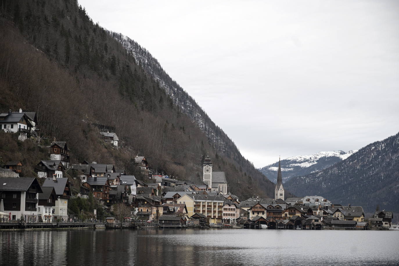 Hallstatt era hace diez años una villa idílica al borde de un lago de ensueño y aún lo sigue siendo, pero de otra manera. Lo que entonces le faltaba al pequeño pueblo austriaco, ahora le sobra. Tiene gente para dar y regalar, la hay por todas partes, tanta que hasta los visitantes se cuelan sin permiso en las casas en busca de un baño que no esté ocupado. En el pueblo residen 778 vecinos pero no lo parece porque apenas se les ve. Su presencia se diluye ante las riadas de personas que transitan por las calles en busca de un lugar vacío donde sacarse una foto mientras decenas de drones sobrevuelan los tejados para obtener imágenes impactantes. Hay turistas que llegan a la localidad convencidos de que se encuentran en un parque temático donde todo es de cartón piedra y todo está a la venta. Otros creen que están recorriendo el auténtico Arendelle, el reino de la película 'Frozen'. Hallstatt es un pueblo de moda, hasta ha sido calificado como «el más 'instagrameable' del mundo», y eso está siendo su ruina