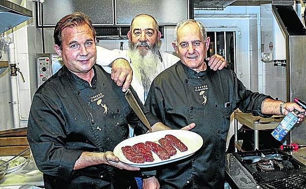 De izquierda a derecha, Álvaro Aguayo, Agustín Matías y Guillermo Bello avivando el chulengo.