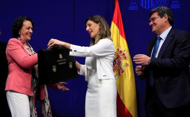 Díaz (c.) recibe de manos de su antecesora, Magdalena Valerio, la cartera de Trabajo en presencia de Escrivá, nuevo ministro de Seguridad Social. 