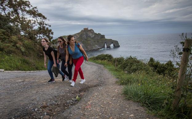 El parking foral de coches de Gaztelugatxe será «transitorio» para atajar las críticas