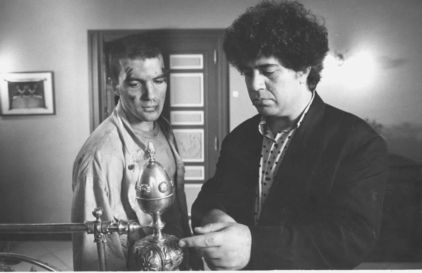 Pedro Almodovar (d) y Antonio Banderas, en el rodaje de Atame' (1989)