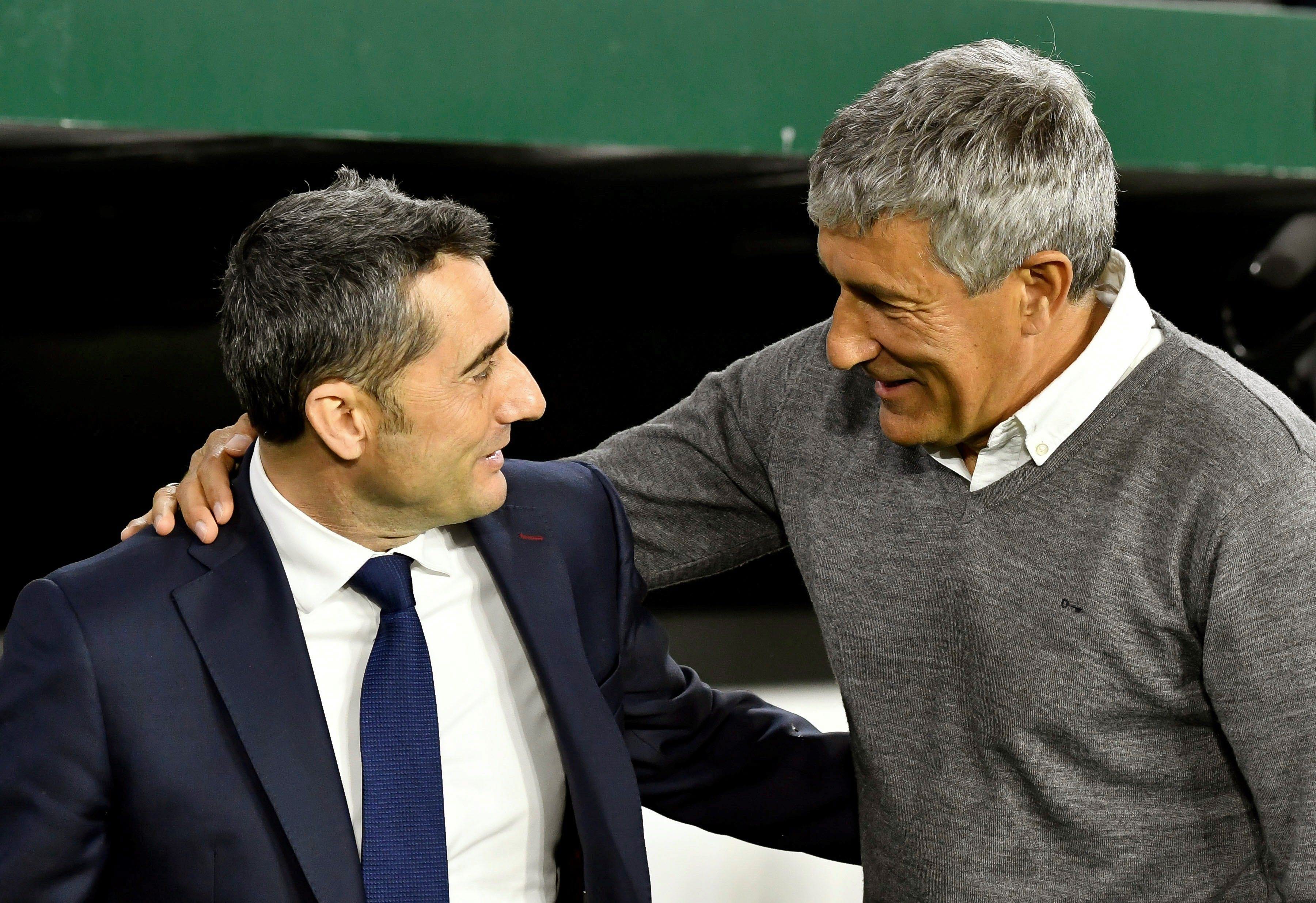 Valverde y Setién se saludan antes del duelo Barça-Betis de Liga la pasada temporada que ganaron los verdiblancos 3-4. 