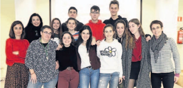 Los estudiantes del Caro Baroja junto Elena Larburu y Ainara Zabala, del Servicio de Promoción Económica y Empleo de Getxo.