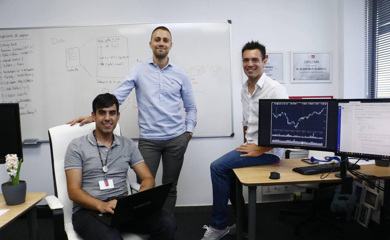 Alain Porto, Alain Mateo y Eriz Zárate, en las oficinas de ZM Algorithmic Systems en el Parque Tecnológico de Álava. 