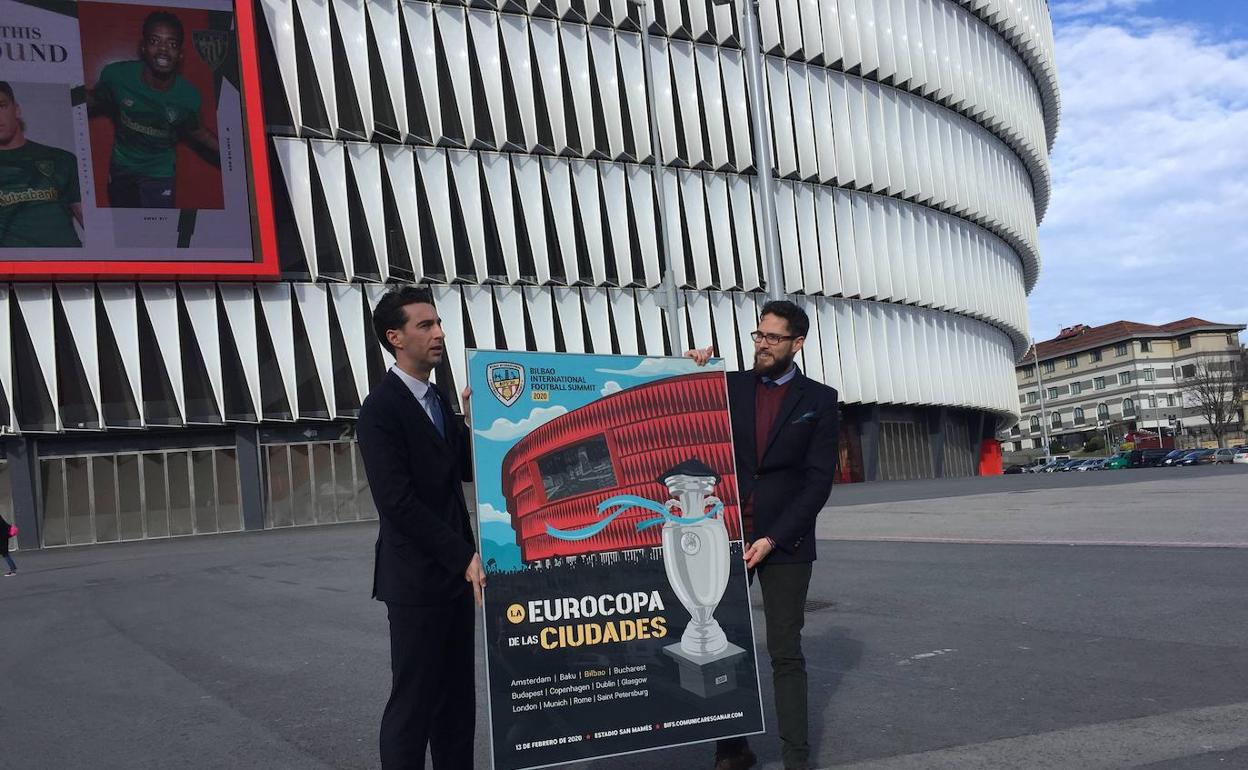 Xabier Otxandiano, concejal de Bilbao, y Mario Gurrionero, organizador, con el cartel. 