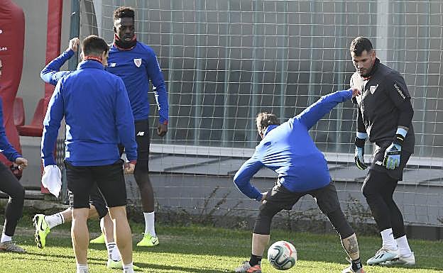 Iago Herrerín está atento a los movimientos de Muniain este martes en Lezama. 