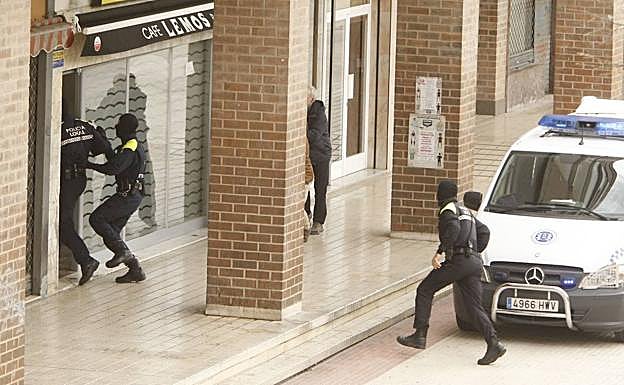 Agentes locales irrumpen a la carrera en el bar Lemos, en marzo de 2016.