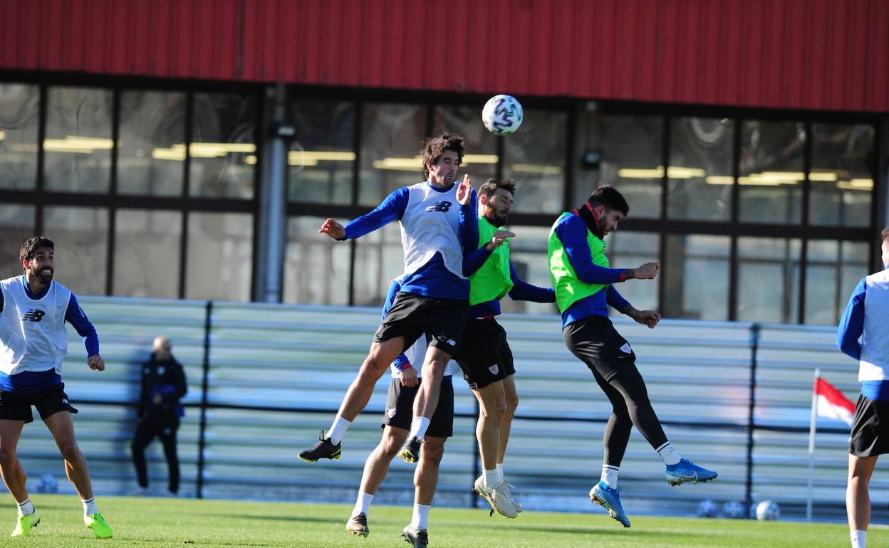 Jugadores del Athletic en un entrenamiento en Lezama. 