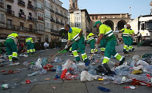 Trabajadores de FCC limpian la plaza de la Virgen Blanca durante las fiestas. 