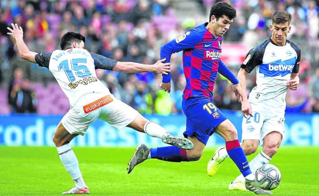 Javi Muñoz y Pere Pons presionan a Carles Aleñá en el partido que el Alavés disputó ante el Barcelona en el Camp Nou. 