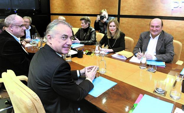 Urkullu en primer plano, ayer durante la reunión en la que el EBB oficializó su propuesta para que repita como candidato.