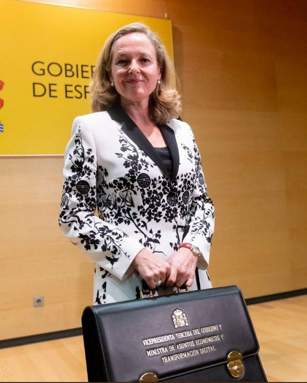 Nadia Calviño con su cartera ministerial.