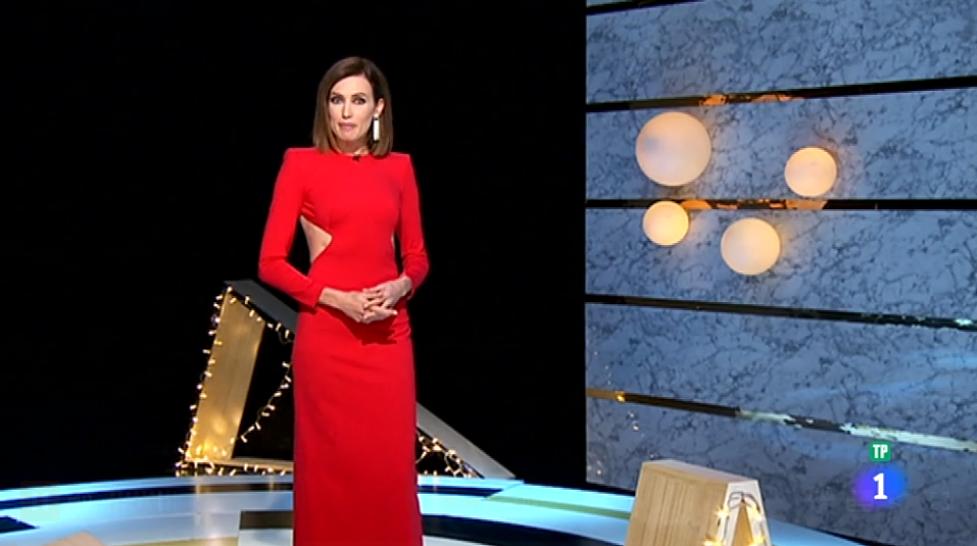 Nieves Álvarez con un vestido rojo de punto con espalda al descubierto, de Alicia Rueda.