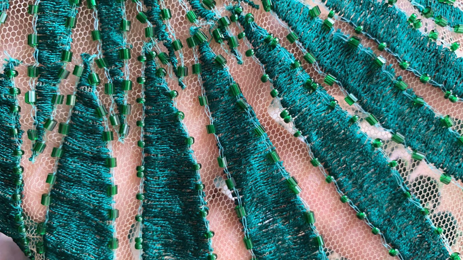 Detalle del vestido de tul, bordados y pedrería, de Alicia Reuda.