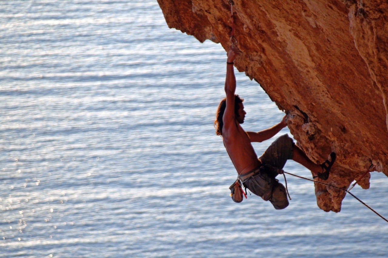 Fotos: La increíble historia de superación de Urko Carmona: perder una pierna a los 16 y convertirse en guía de escalada a los 38