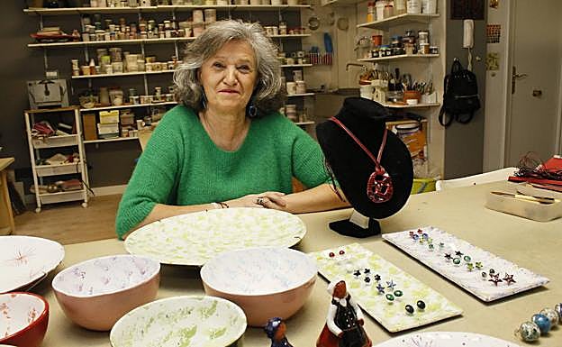 La ceramista, junto a varias de las piezas que han salido de su taller en Vitoria. 