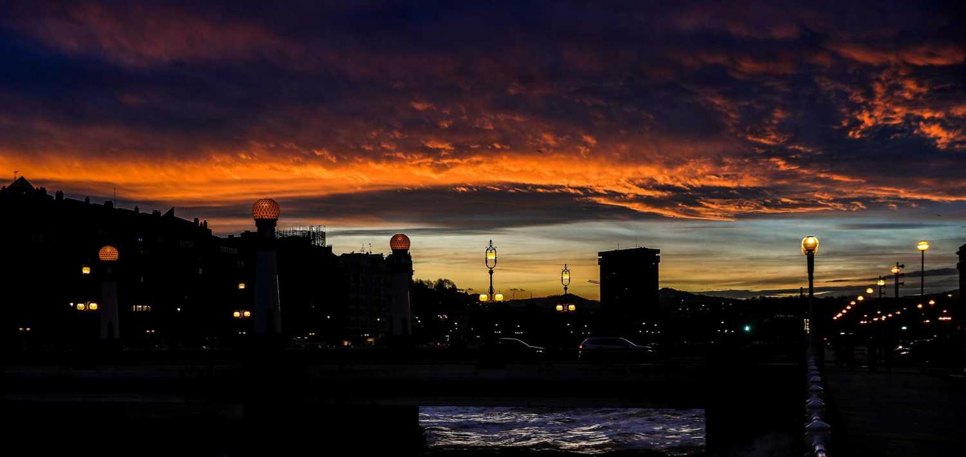 Amanecer sobre el puente del Kursaal de San Sebastián