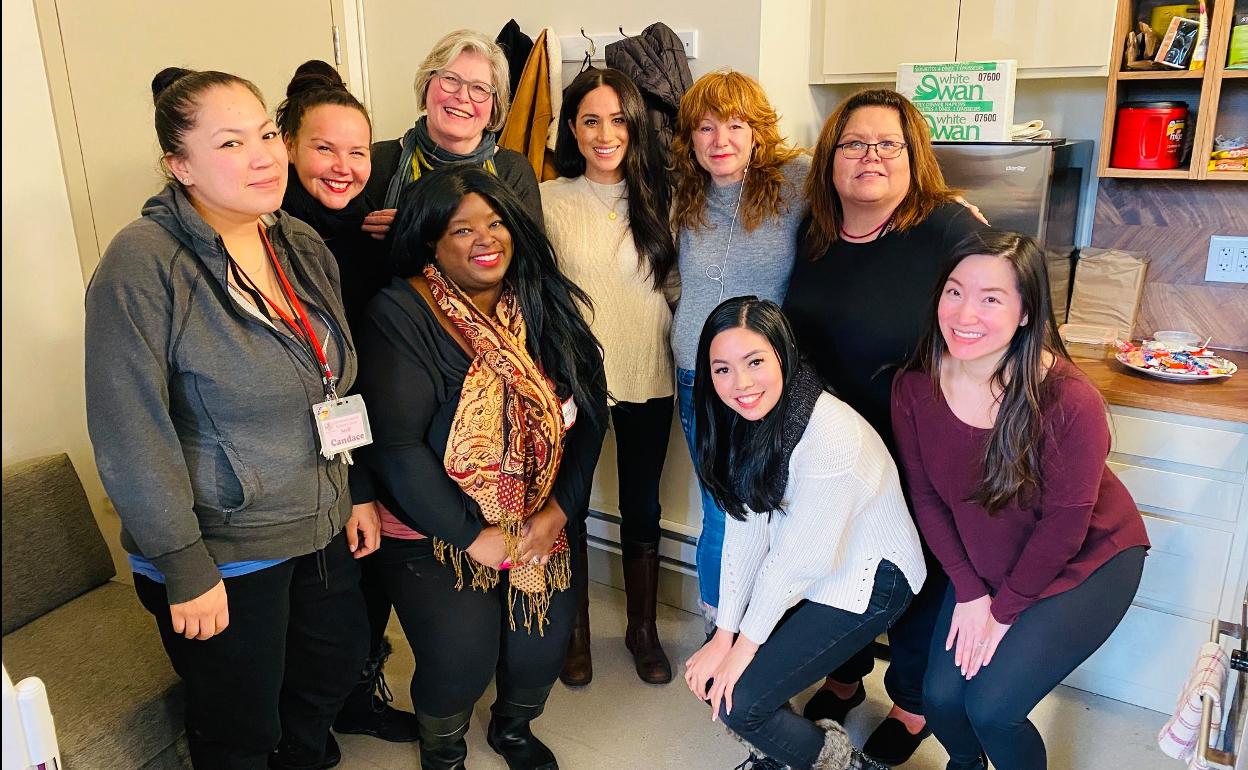 Meghan Markle posa con miembros de la asociación Downtown Eastside Womem's Centre, de Vancouver.