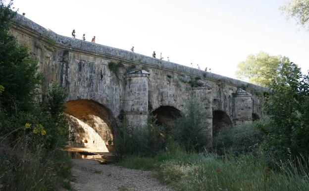 El acueducto de Abánades permite al Canal de Castilla salvar el río a su paso por Melgar de Fernamental. 