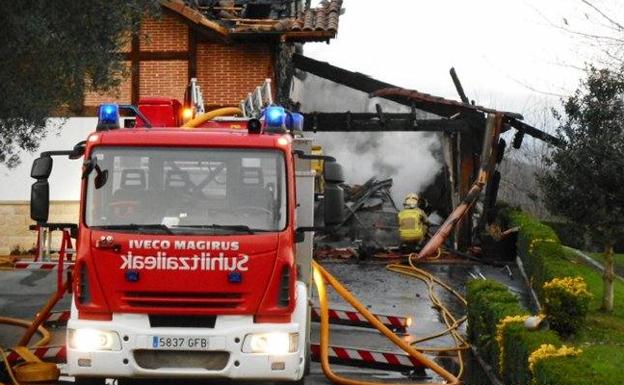 Bomberos trabajan en el caserío de Nabarniz