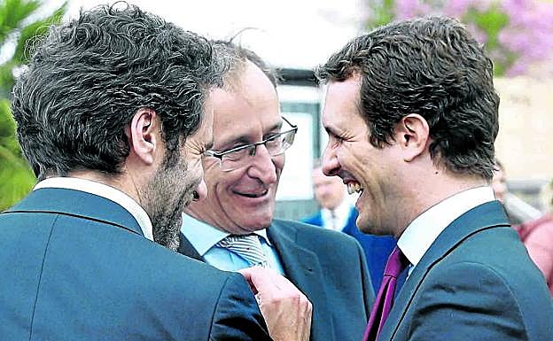 Sémper, Alonso y Cansado conversan el pasado mes de junio en San Sebastián.