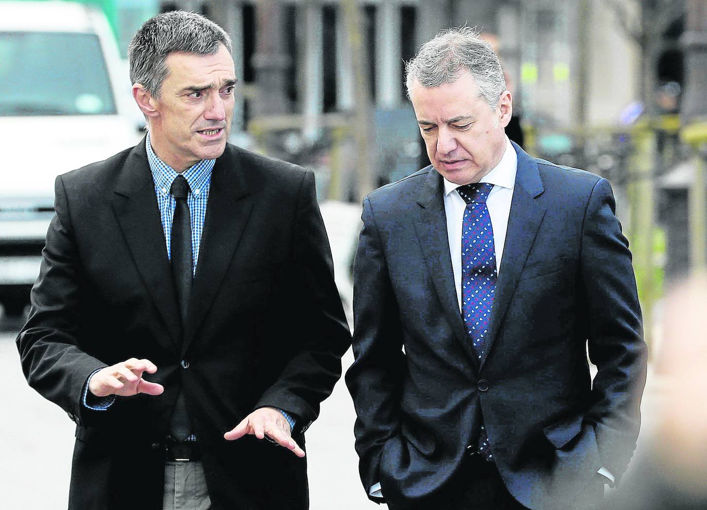 El lehendakari, Iñigo Urkullu, junto al secretario de Derechos Humanos y Convivencia, Jonan Fernández. 