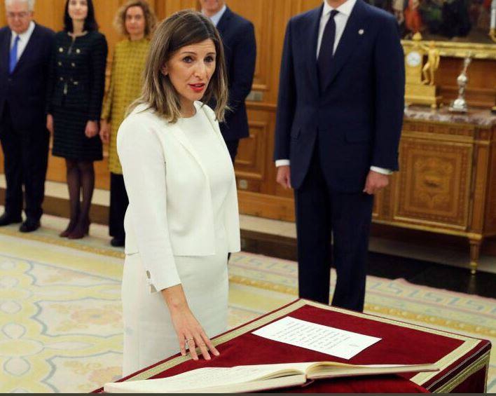 Yolanda Díaz prometiendo el cargo en la toma de posesión.