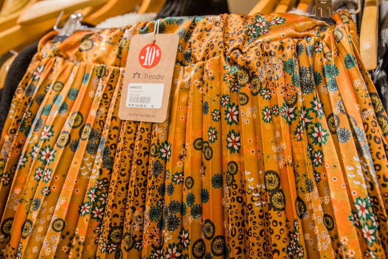 Falda midi plisada de Trendie.