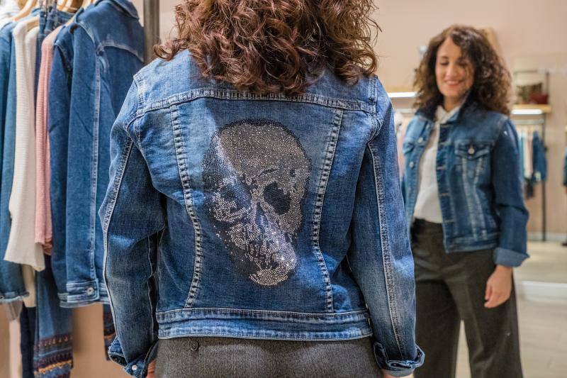 Cazadoras vaqueras con print en la espalda de la tienda Algo Bonito