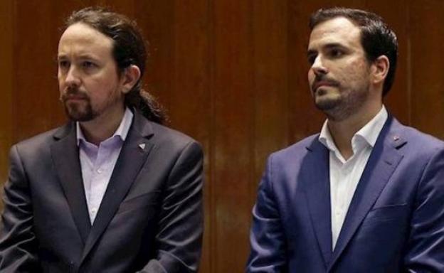 Pablo Iglesias y Alberto Garzón, ambos con el pin antifascista en la solapa.