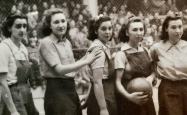 Las campeonas de 1940. Entre ellas, Carmen Adarraga, la primera a la izquierda, Teresa Lacort y Lola Claraco, durante un partido disputado en el frontón donostiarra de Gros. 