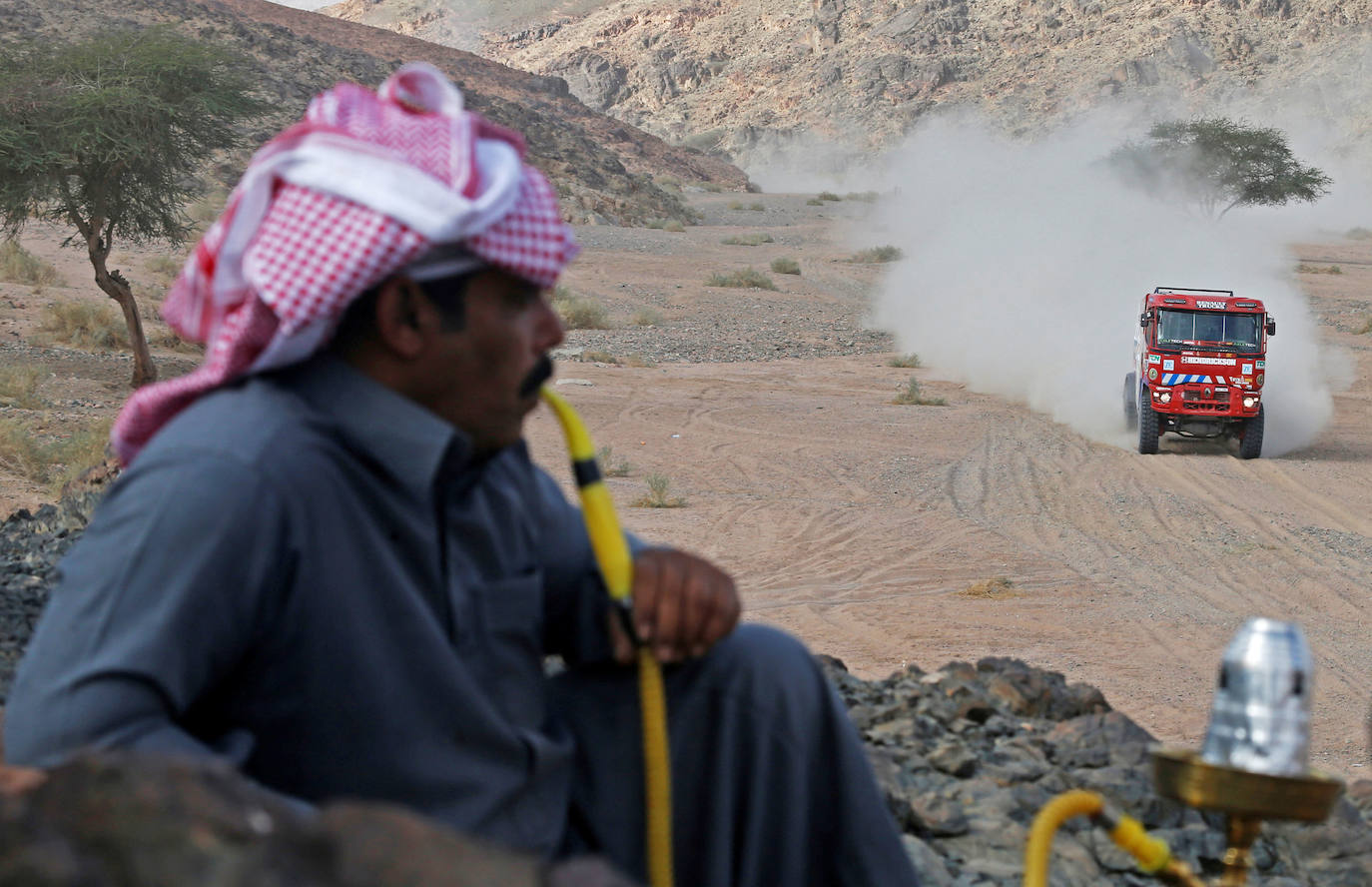 Un espectador observa uno de los vehículos durante la etapa 4.