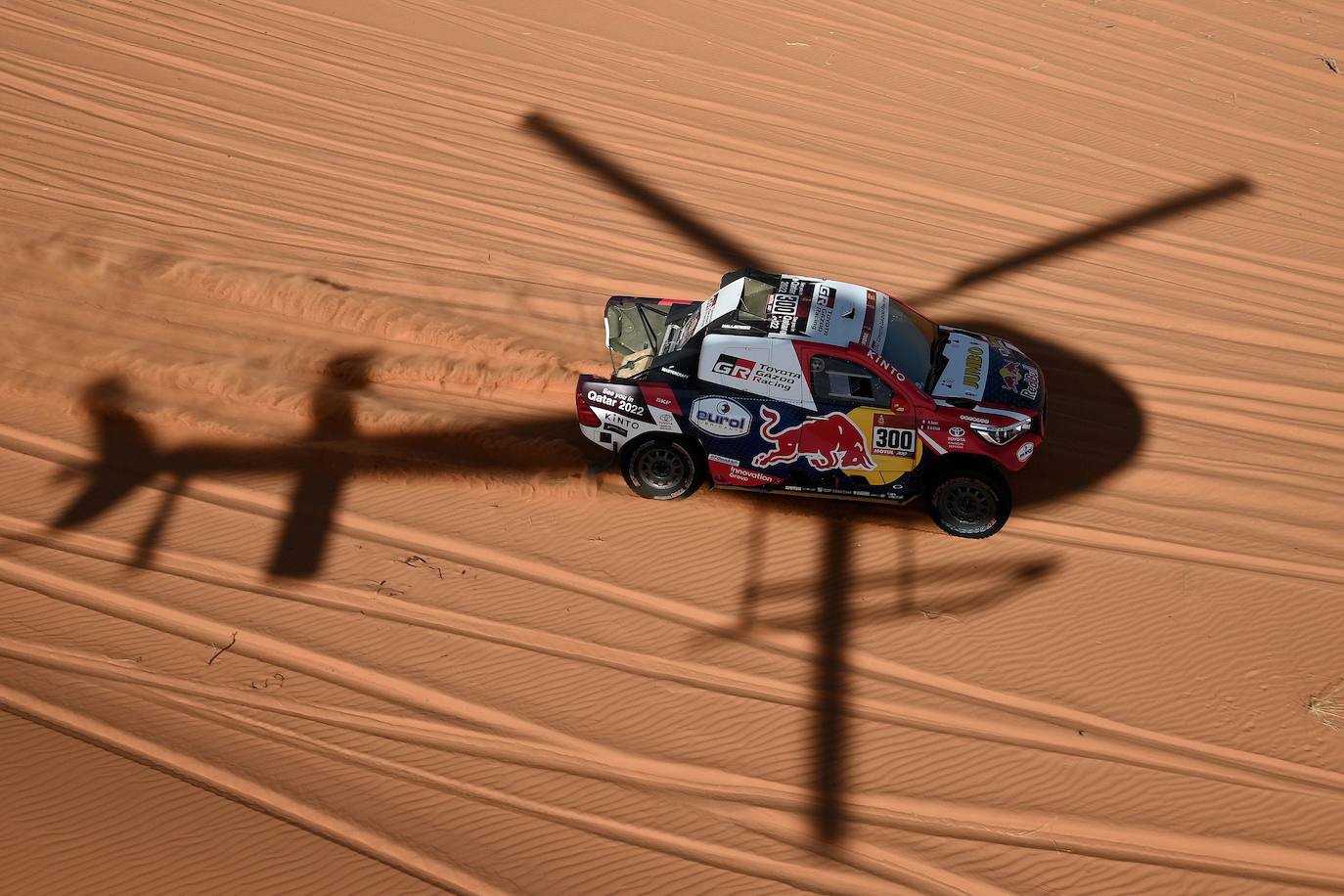 El piloto de Toyota Nasser Al-Attiyah de Qatar y su copiloto Mathieu Baumel de Francia durante la Etapa 6 entre Ha'il y Riyadh.